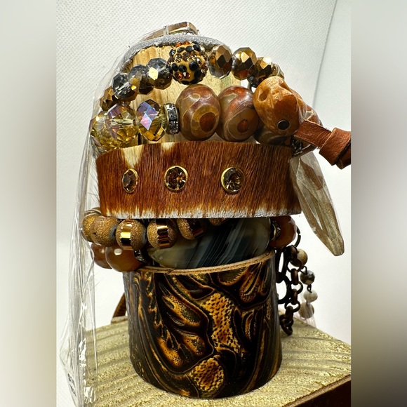 $140 ⭐️ NEW Sandra Ling Leather & Stretch Bead Bracelet Set Stack w Tower Stand - Picture 3 of 8